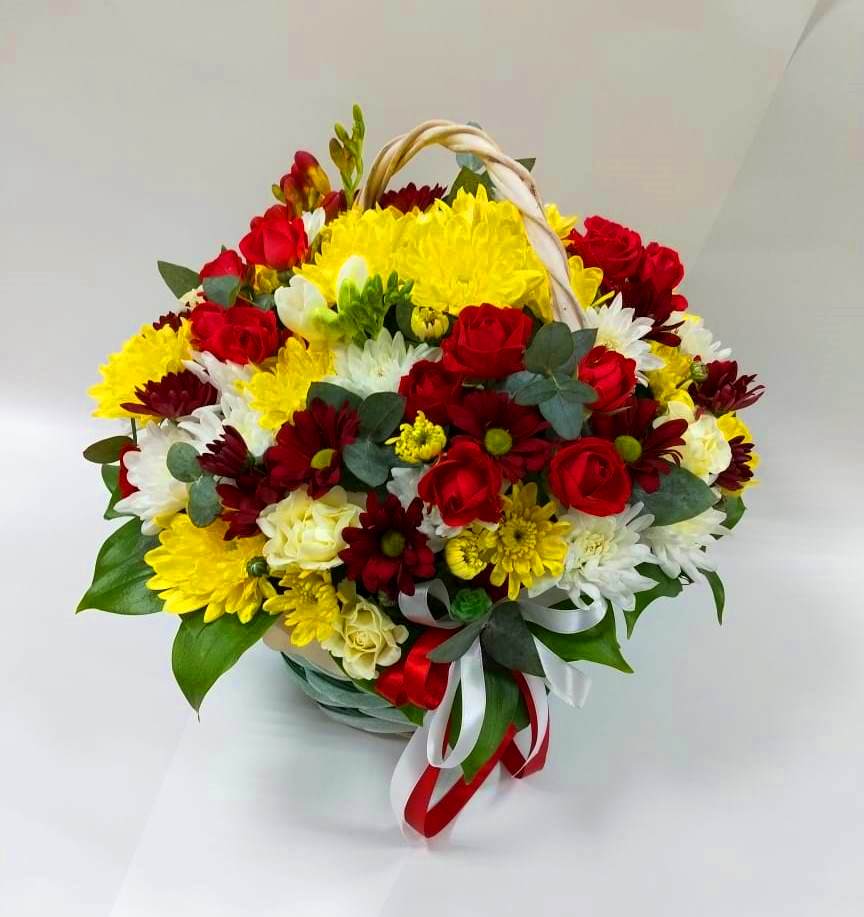 Цветочная композиция из Хризантемы и Розы в корзине в Ерёминской