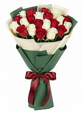 Букет Микс из красных и белых роз в Ерёминской