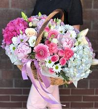 Композиция солнечный день в Ерёминской Цветочная композиция из Розы, Хризантемы, Пионы и Лизиантусы в корзине в Ерёминской