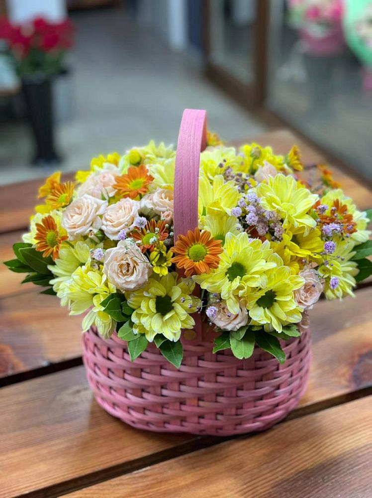 Цветочная композиция из Хризантемы и Розы в корзине в Ерёминской
