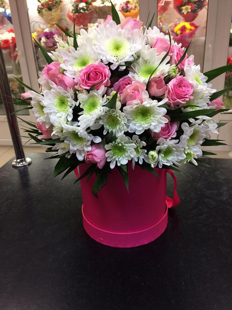 Цветочная композиция из Розы и Хризантемы в шляпной коробке в Ерёминской