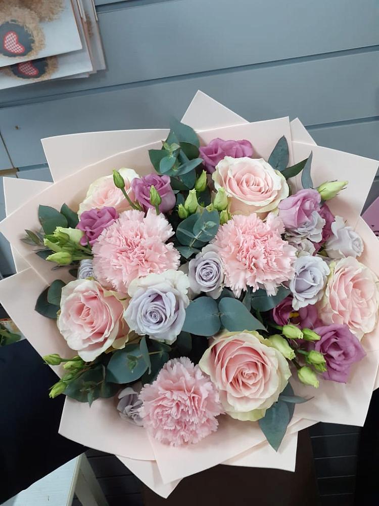 Букет цветов из: Розы, Гвоздики и Лизиантусы в Ерёминской